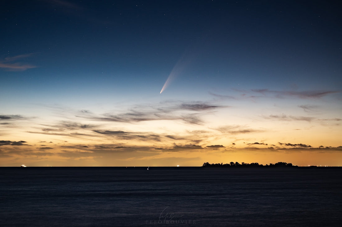 Cometa ATLAS (C/2024 G3) sobre el Río de la Plata y la Isla San Gabriel, visto desde Colonia del Sacramento, Uruguay, el 20 de enero de 2025.