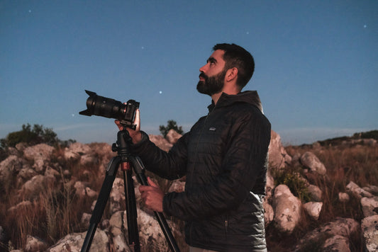 Fefo Bouvier utilizando un equipo de astrofotografía