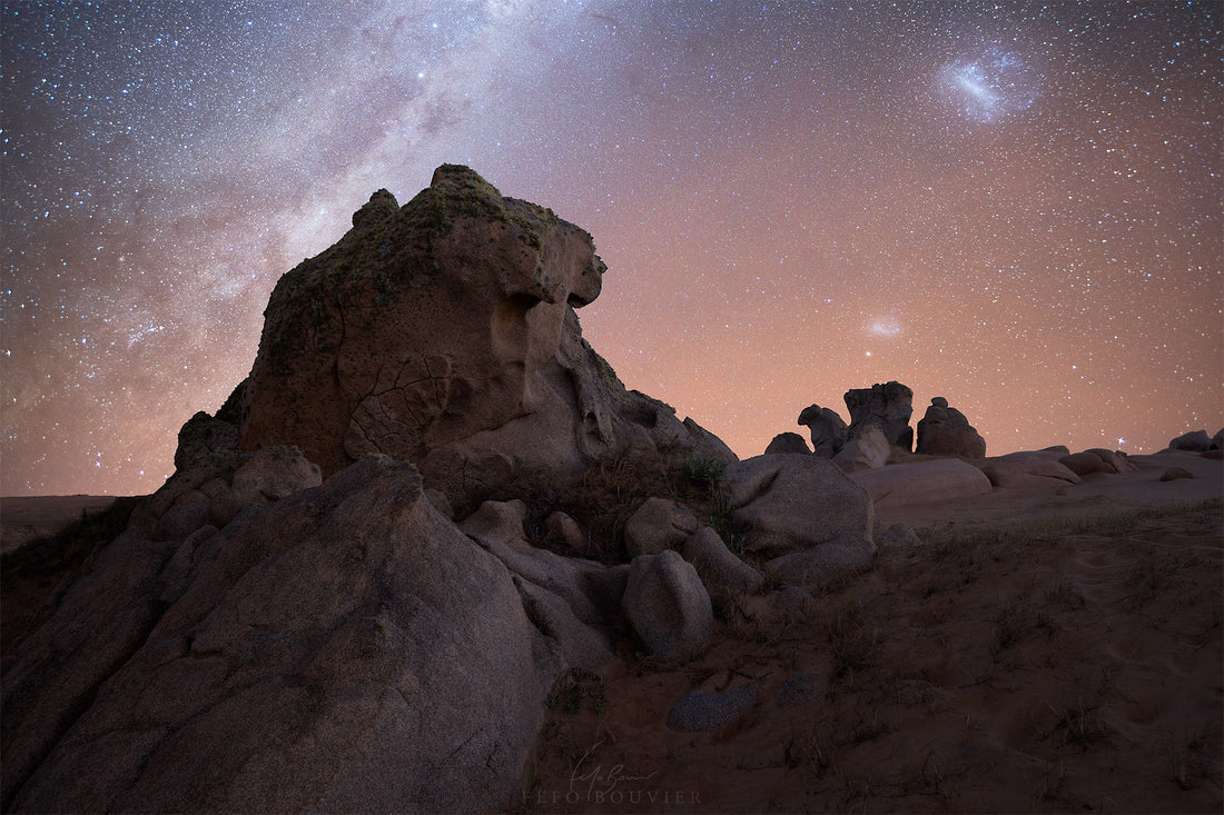 Formaciones rocosas en el Cerro Buena Vista, la Vía Láctea y las Nubes de Magallanes